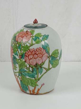 CHINE Pot couvert en porcelaine décor de pivoines,