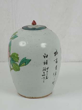 CHINE Pot couvert en porcelaine décor de pivoines,