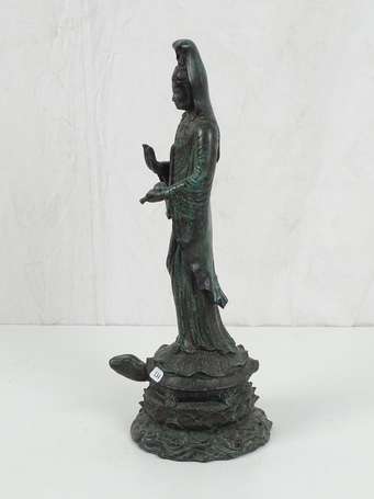 CHINE Statue de Guanyin sur une tortue en bronze 