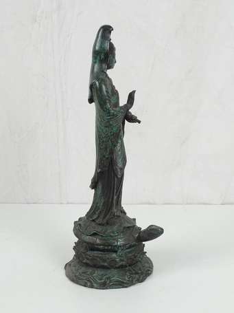 CHINE Statue de Guanyin sur une tortue en bronze 