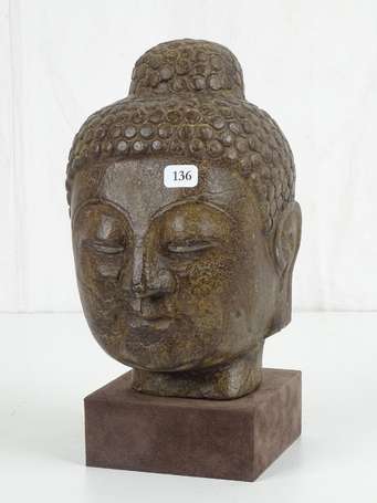 CHIN Tête de Bouddha en pierre H. 20,5 cm