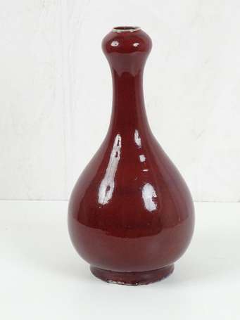 CHINE Vase en céramique sang de bœuf col en forme 