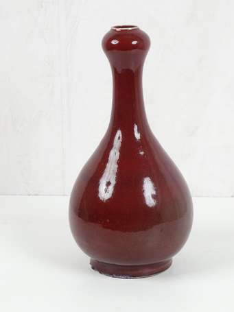 CHINE Vase en céramique sang de bœuf col en forme 