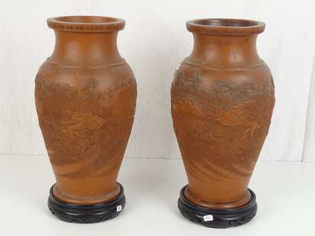 CHINE Paire de vases en grés l'un signé sous la 