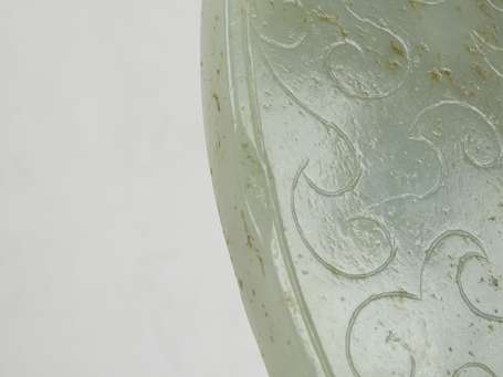 CHINE Disque BI en jade vert clair représentant 
