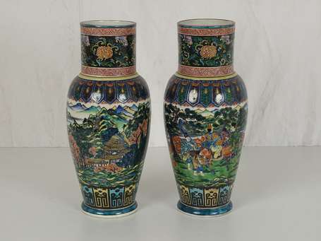 JAPON Xxème S. Paire de vase en porcelaine 