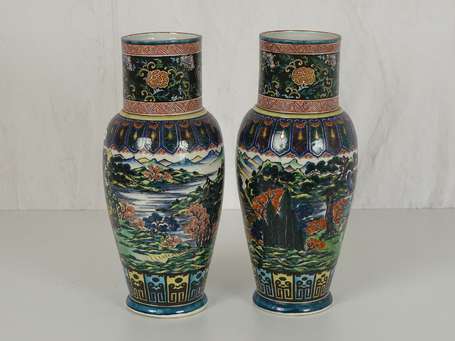 JAPON Xxème S. Paire de vase en porcelaine 
