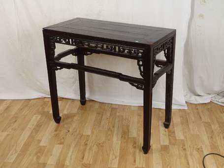 CHINE Console en bois laqué, vers 1900, L. 94 cm 