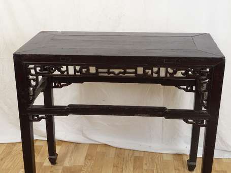 CHINE Console en bois laqué, vers 1900, L. 94 cm 