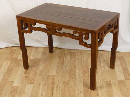 CHINE QING Table basse  XIX ème H. 82 cm L. 47cm