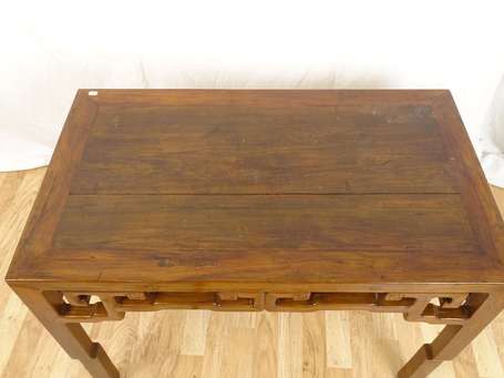 CHINE QING Table basse  XIX ème H. 82 cm L. 47cm