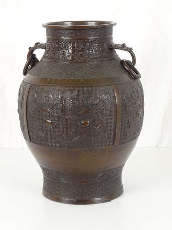 CHINE Vase HU en bronze archaisant signé, début  