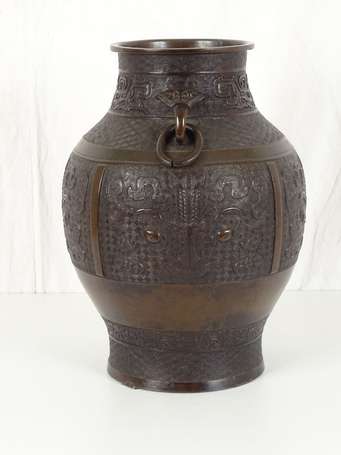 CHINE Vase HU en bronze archaisant signé, début  