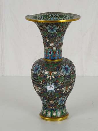 CHINE Vase en émaux cloisonnés et champlevés Xxème