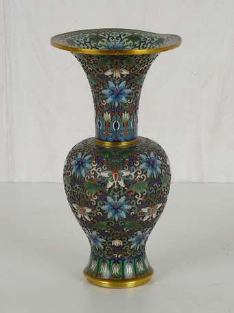 CHINE Vase en émaux cloisonnés et champlevés Xxème