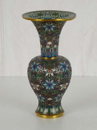 CHINE Vase en émaux cloisonnés et champlevés Xxème