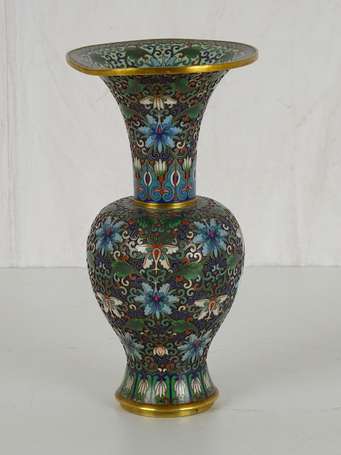 CHINE Vase en émaux cloisonnés et champlevés Xxème