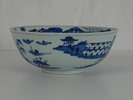 CHINE - Grand bol en porcelaine blanc et bleu 