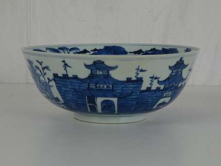 CHINE - Grand bol en porcelaine blanc et bleu 