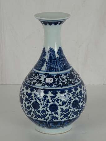 CHINE Vase balustre blanc bleu signature apocryphe