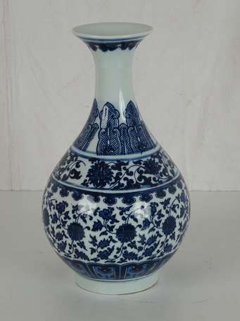 CHINE Vase balustre blanc bleu signature apocryphe