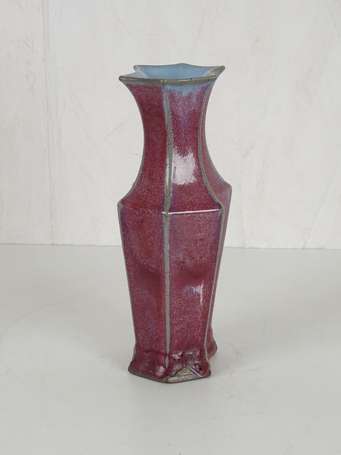 CHINE Vase monochrome à pans coupés H. 29,5 cm 