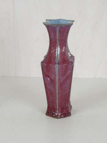 CHINE Vase monochrome à pans coupés H. 29,5 cm 