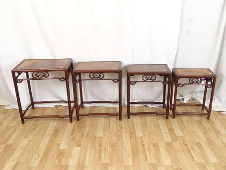 CHINE Fin dynastie QING 4 tables gigognes en bois 