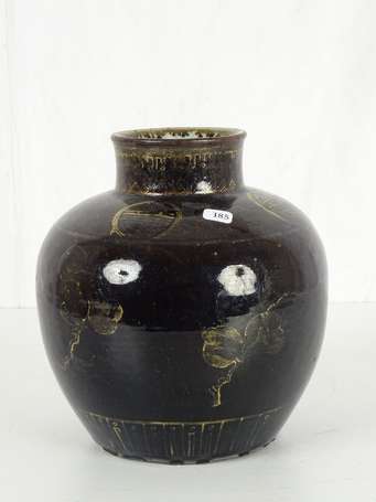 CHINE Vase en porcelaine émaillée noir et décor or