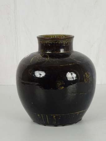 CHINE Vase en porcelaine émaillée noir et décor or