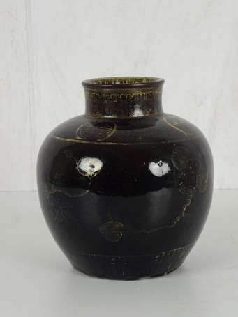 CHINE Vase en porcelaine émaillée noir et décor or