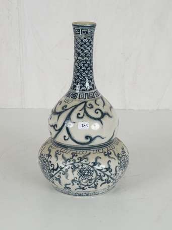 CHINE Vase en porcelaine pour l'orient H. 29 cm