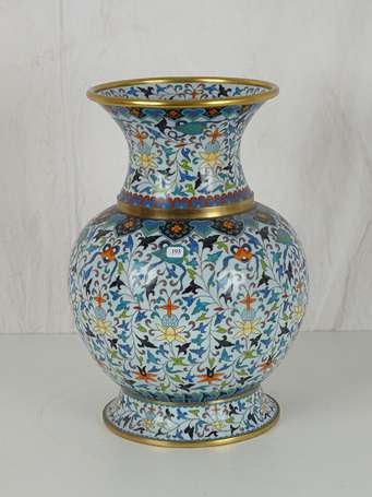 CHINE Grand vase en cloisonné à décor de fleurs 