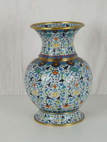 CHINE Grand vase en cloisonné à décor de fleurs 