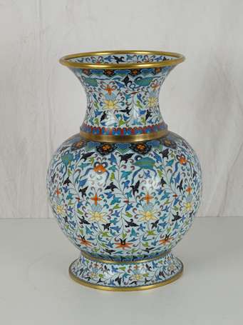 CHINE Grand vase en cloisonné à décor de fleurs 