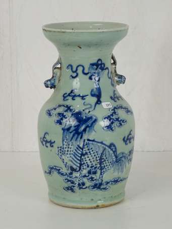CHINE QING Vase céladon en porcelaine de Canton 