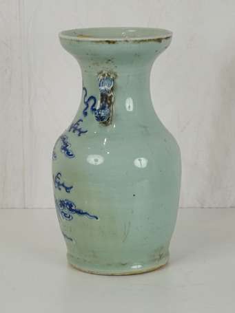 CHINE QING Vase céladon en porcelaine de Canton 