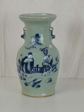 CHINE QING Vase céladon en porcelaine de Canton 