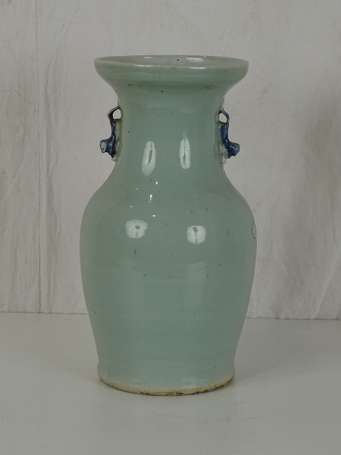 CHINE QING Vase céladon en porcelaine de Canton 