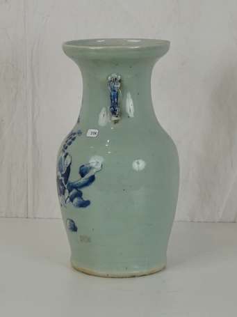 CHINE QING Vase céladon en porcelaine de Canton 