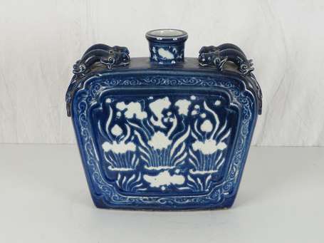 CHINE Gourde en porcelaine bleu de cobalt à décor 