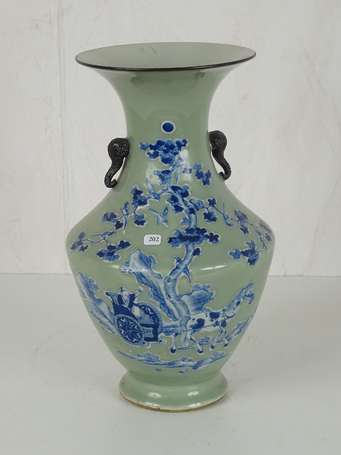 CHINE Vase céladon en procelaine de Canton, les 