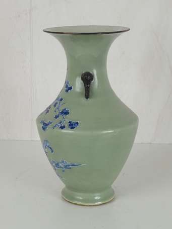 CHINE Vase céladon en procelaine de Canton, les 
