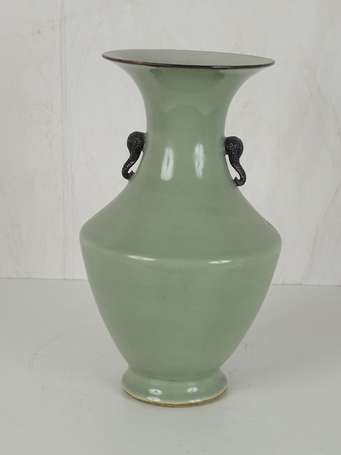 CHINE Vase céladon en procelaine de Canton, les 
