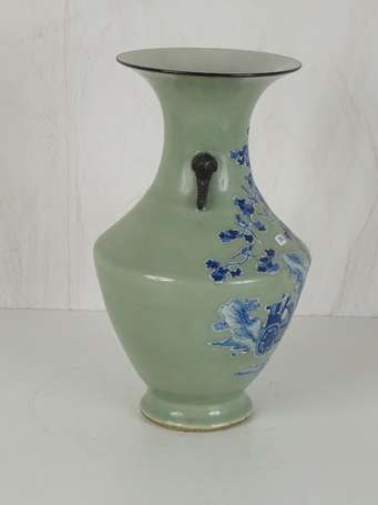 CHINE Vase céladon en procelaine de Canton, les 