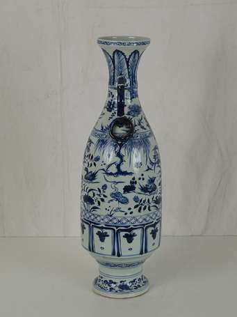 CHINE style YUAN, Vase de cérémonie en porcelaine 