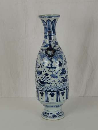 CHINE style YUAN, Vase de cérémonie en porcelaine 