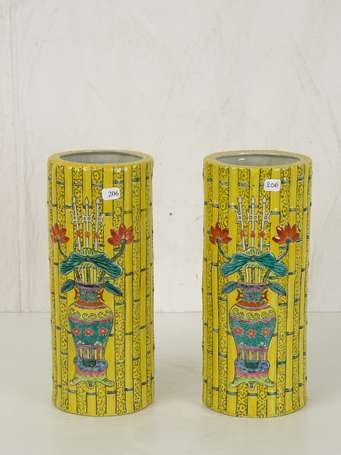 CHINE Paire de vases jaunes à imitation du bambou 