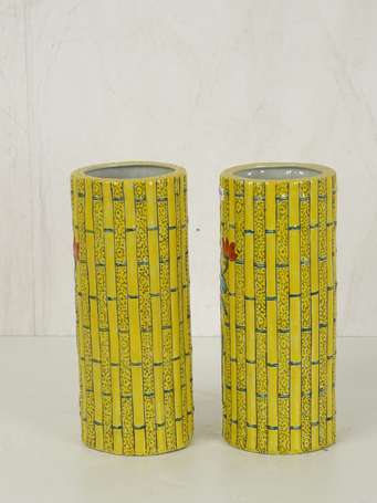 CHINE Paire de vases jaunes à imitation du bambou 