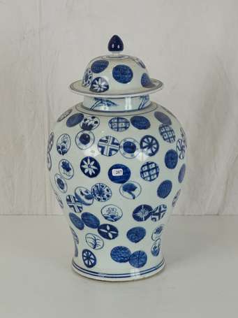 CHINE Vase couvert en porcelaine bleu blanc XXème 